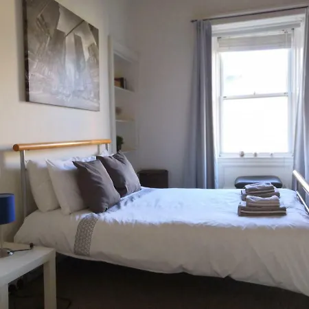 Old Town Apartment, Spacious 2 Bedroom 3rd Floor Close To Castle, Stair Access Only * Edinburgh