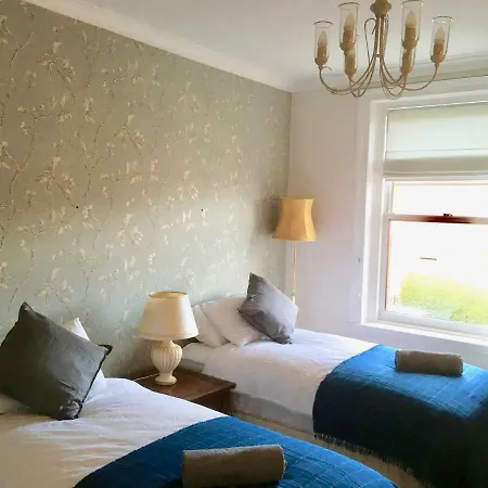 Cosy Cottage: Private Garden & Off-street Parking Apartment