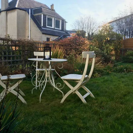 Cosy Cottage: Private Garden & Off-street Parking Edinburgh