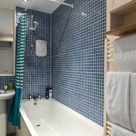 Spacious Apartment, Wifi, Nearby Free Parking