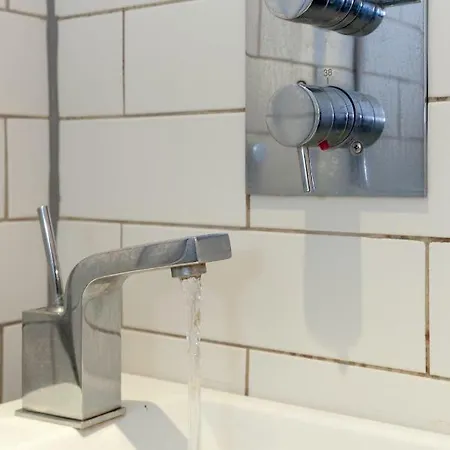 The - Floor 2 Bedroom Appartement Edinburgh