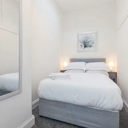 The - Floor 2 Bedroom Appartement Edinburgh