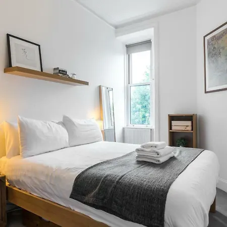 Fashionable And Spacious Portobello شقة *