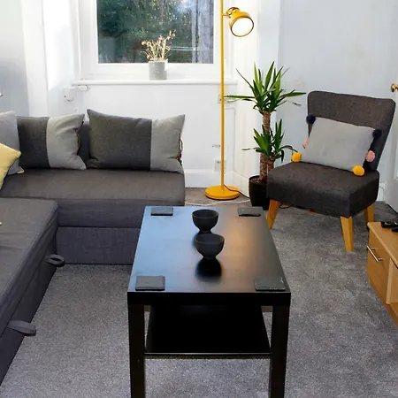 Warm Bright Flat, Perfect For Exploring Apartment