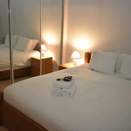 Apartment Spacious, Traditional 2 Bed With Study!
