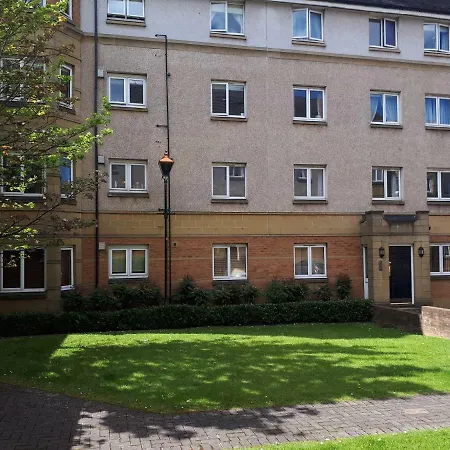 Central & Stylish 3 Bedroom, 2 Bath, Free Parking Apartman