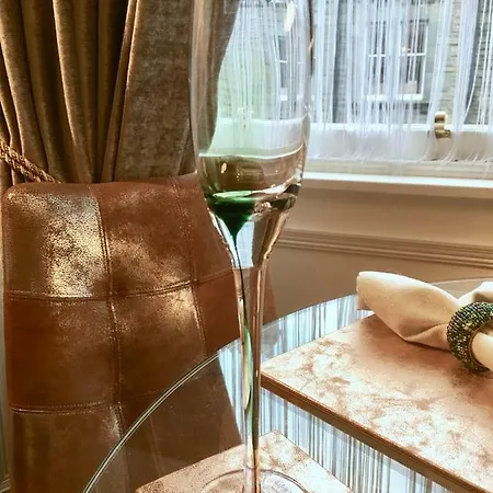 The Jeffrey Street Retreat * Edinburgh