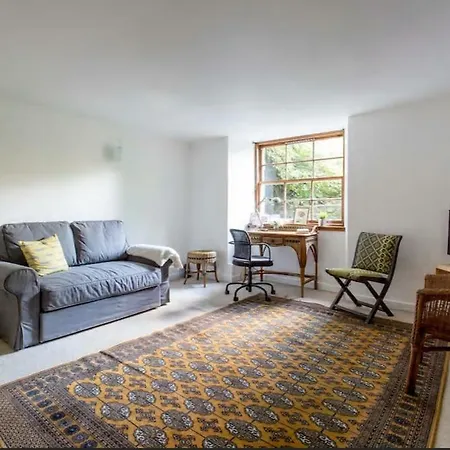 Apartment 2 Bedroom Georgian Apt W/ Garden Minutes From Centre