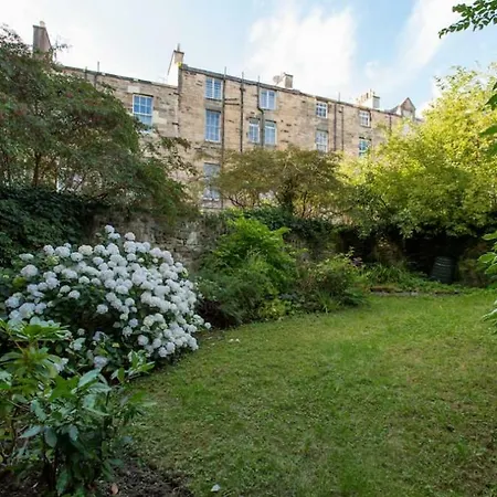 2 Bedroom Georgian Apt W/ Garden Minutes From Centre Apartment *