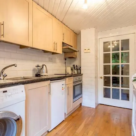 Apartment 2 Bedroom Georgian Apt W/ Garden Minutes From Centre *