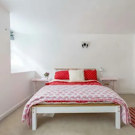 2 Bedroom Georgian Apt W/ Garden Minutes From Centre *