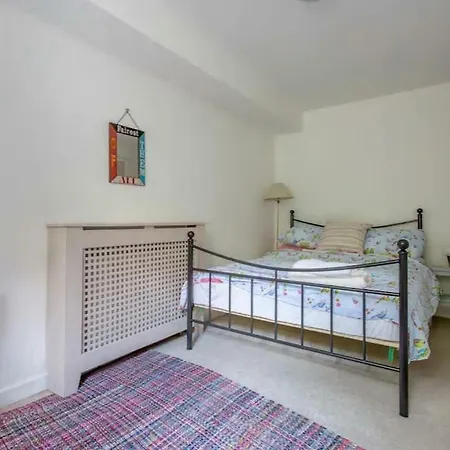 2 Bedroom Georgian Apt W/ Garden Minutes From Centre דירה *