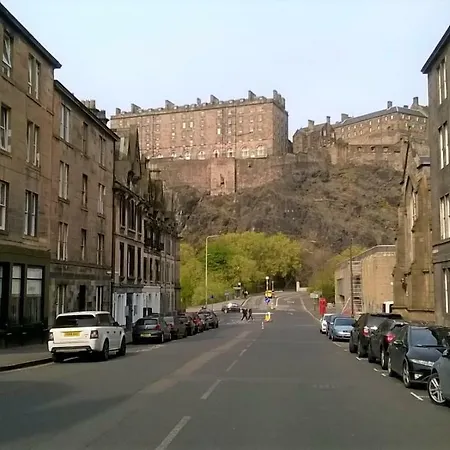 Old Town Apartment, Spacious 2 Bedroom 3rd Floor Close To Castle, Stair Access Only Apartment Edinburgh