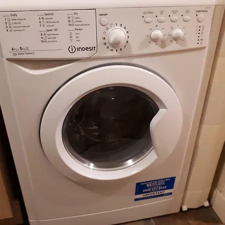 Central & Stylish 3 Bedroom, 2 Bath, Free Parking * Edinburgh