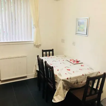 Lovely Leafy With Free Parking Apartment