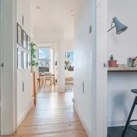 Apartment Large Designer's Flat Near Park And The Shore, Free Parking *