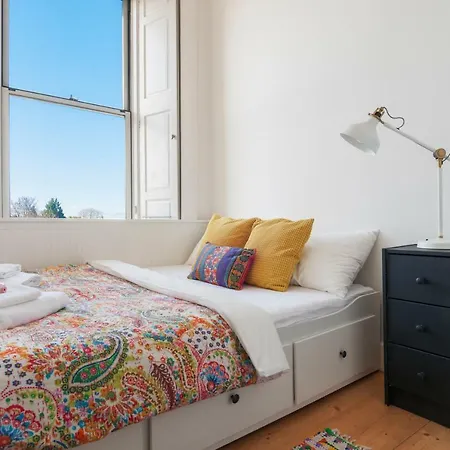 Large Designer's Flat Near Park And The Shore, Free Parking *