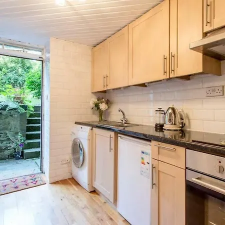 2 Bedroom Georgian Apt W/ Garden Minutes From Centre Apartment