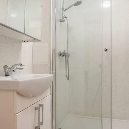 Cozy 1 Bed In W/free Parking!