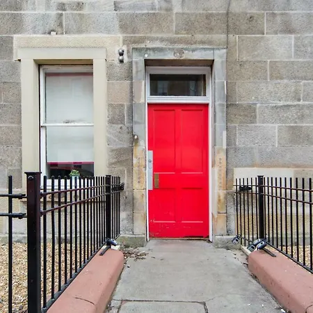 The Plywood Flat, Modern Style In A Traditional Tenement Daire Edinburgh