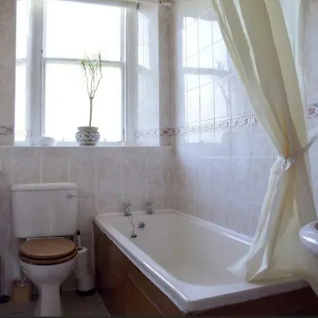 Apartment Traditional Flat In Affluent Morningside Area *