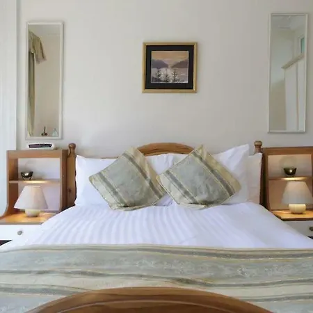 Traditional Flat In Affluent Morningside Area