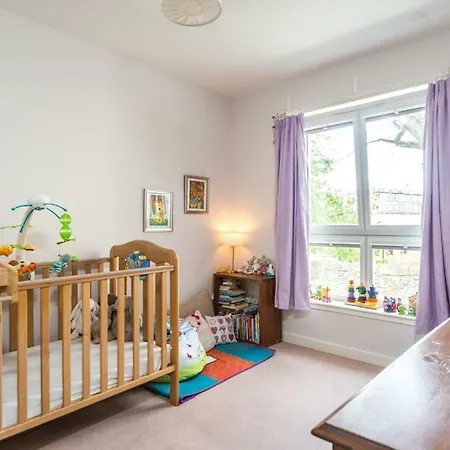 Modern Family Town House In Trinity Holiday home Edinburgh