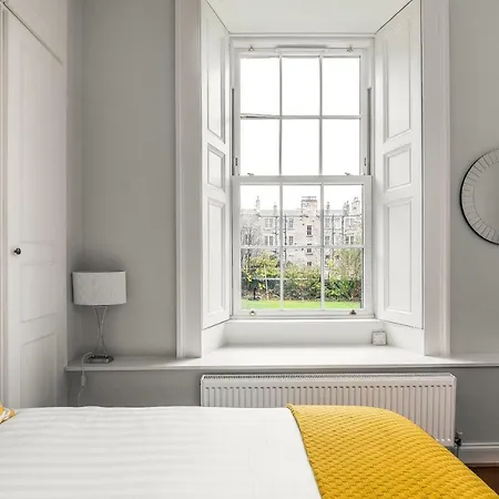 Spacious Apartment, Wifi, Nearby Free Parking *