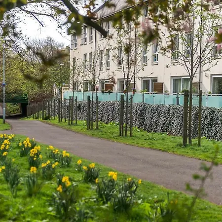 Modern Family Town House In Trinity Holiday home Edinburgh