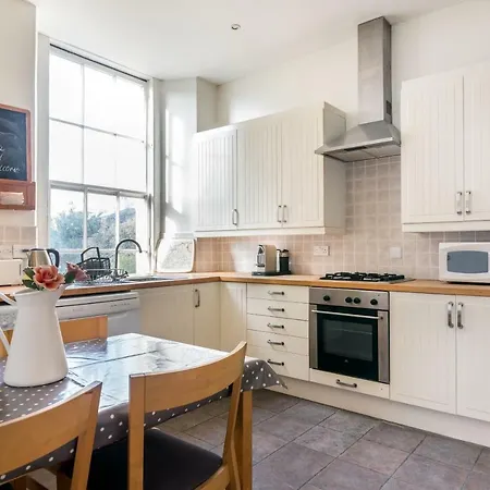 Grand & Spacious With Wifi Lägenhet *