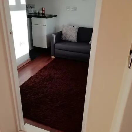 Sunny, Close To City Centre Edinburgh