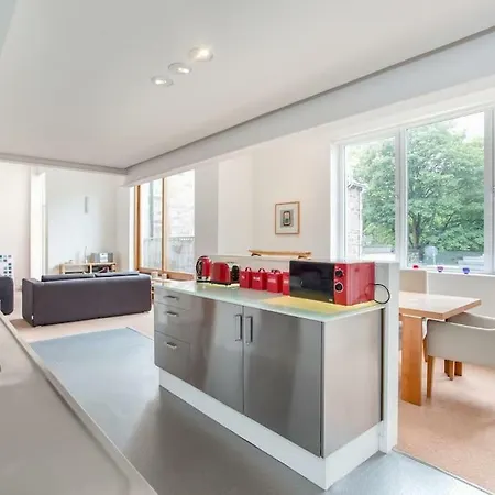 Open Plan Loft Style Apartment *