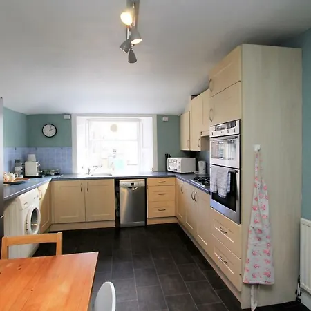 Cosy 1 Bed Flat In Broughton,