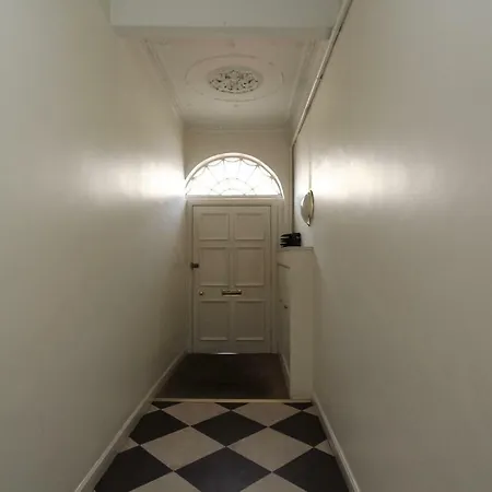Cosy 1 Bed Flat In Broughton, *