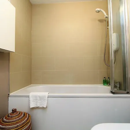 Cosy 1 Bed Flat In Broughton,
