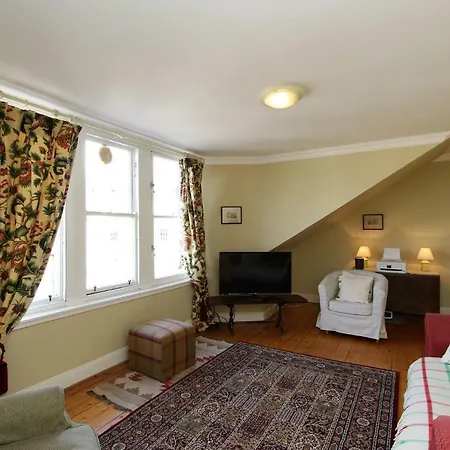 Cosy 1 Bed Flat In Broughton, *