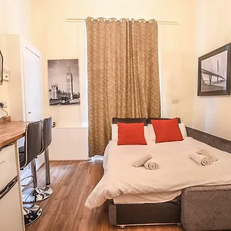 Ground Floor Centre Flat Close To Princess Street