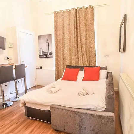Ground Floor Centre Flat Close To Princess Street * Edinburgh
