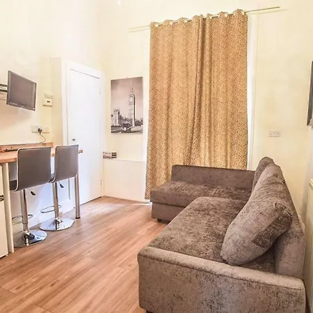 Ground Floor Centre Flat Close To Princess Street * Edinburgh