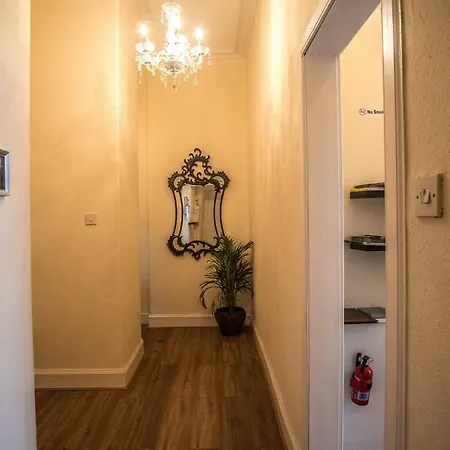 Apartment Ground Floor Centre Flat Close To Princess Street *