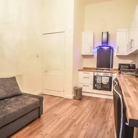 Ground Floor Centre Flat Close To Princess Street *