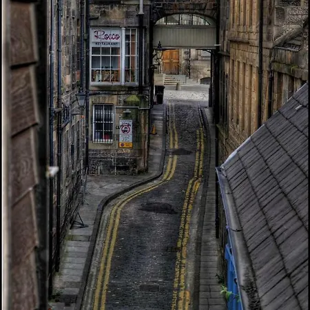 Heart Centred 2 Bedroom Royal Mile Flat - Free Wifi Edinburgh