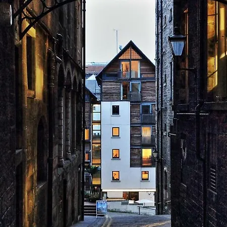 Heart Centred 2 Bedroom Royal Mile Flat - Free Wifi * Edinburgh