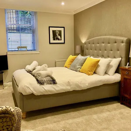 Escape To @ Abercromby Place Daire