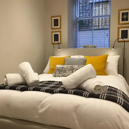 Escape To @ Abercromby Place Daire