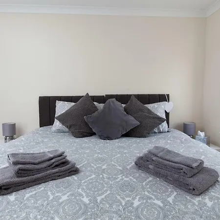 Amazing Apartments - Annandale St Near The Playhouse - Free Parking *