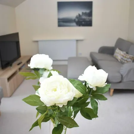 Lovely 3br In Beautiful Green Surroundings Apartment *