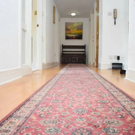 Lovely 3br In Beautiful Green Surroundings Apartment *