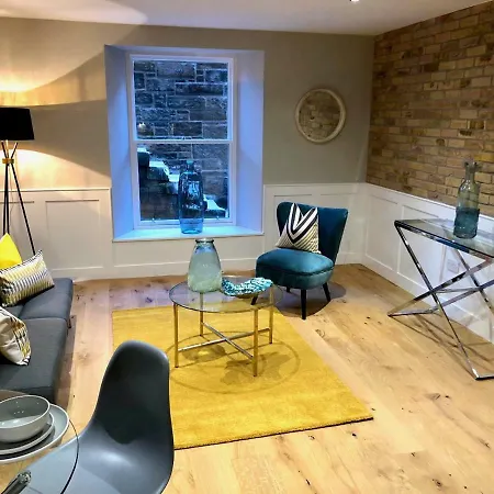 By Hollyrood Palace & Aurthur's Seat Apartment *