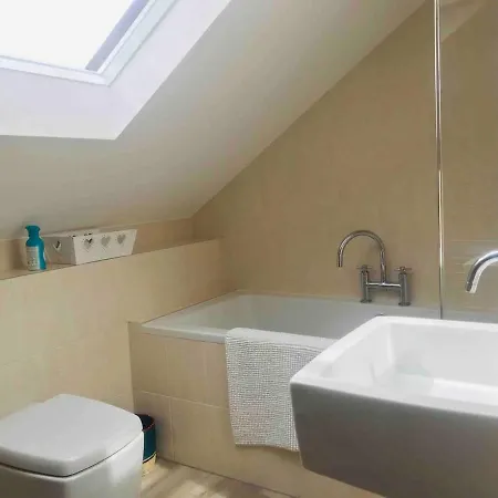Peaceful Stockbridge Cosy Flat דירה אדינבורו